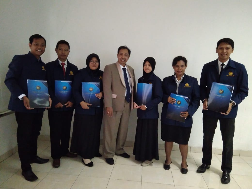 Kaprodi S-2 Pendidikan Matematika, Dr. Sugiman, M.Si bersama mahasiswa setelah yudisium